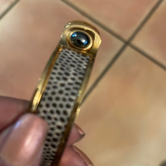 Kara Ross gorgeous grey lizard with gold metal hematite cabachon - Picture 4 of 4